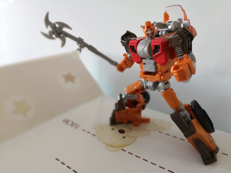 Power Of The Primes Wreck Gar Walgreens Exclusive In Hand Photos 05 (5 of 16)